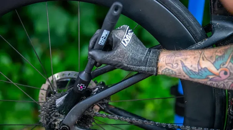 Muc-Off Drivetrain Detailing Brush Triangular All-Purpose-3
